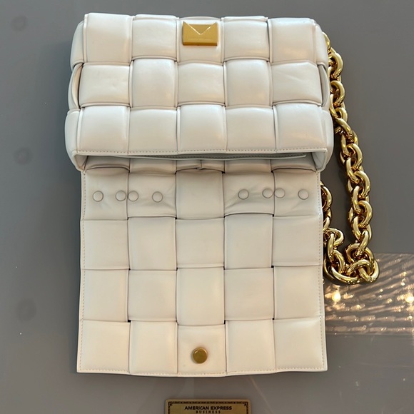 BOTTEGA VENETA
SIZE: 10”W x 7”H x 3”D
5” Gold Handle Drop
20” Strap Chain Drop - Picture 6 of 7